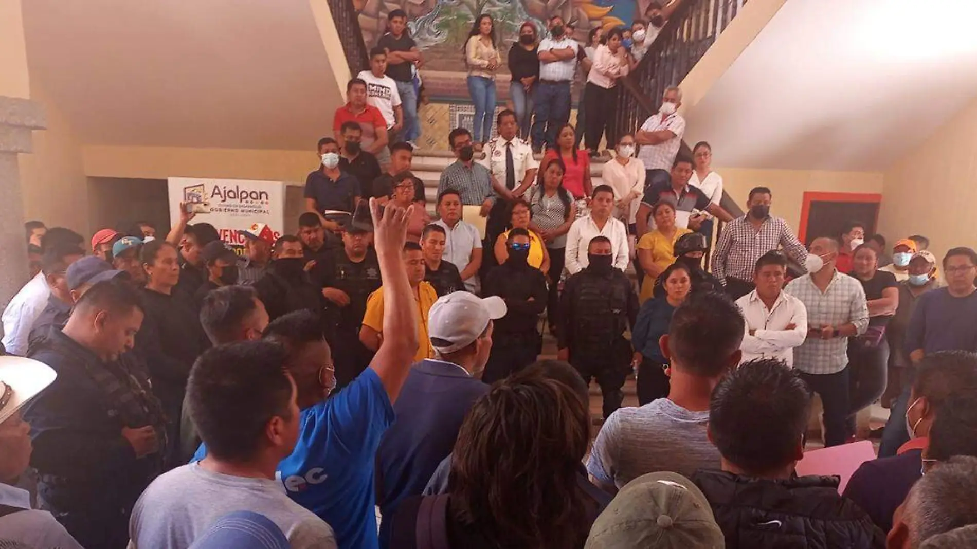 Habitantes acompañados de distintas autoridades se manifestaron al interior del palacio municipal de Ajalpan